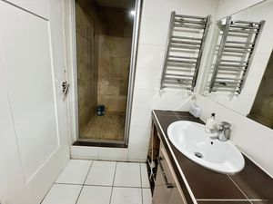 Shower room- click for photo gallery
